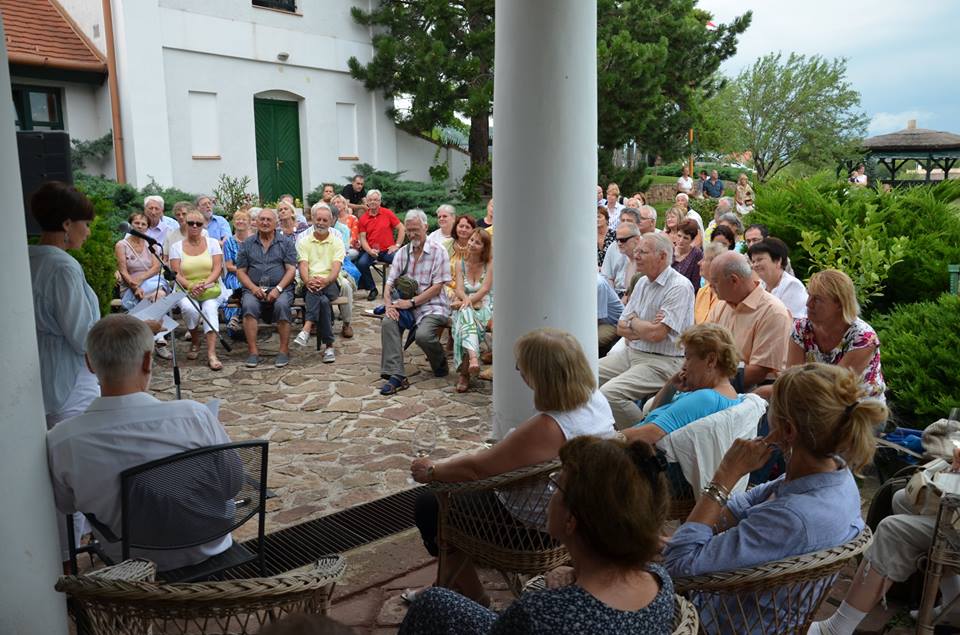 Kedd esti borest a Jásdi pince udvarán